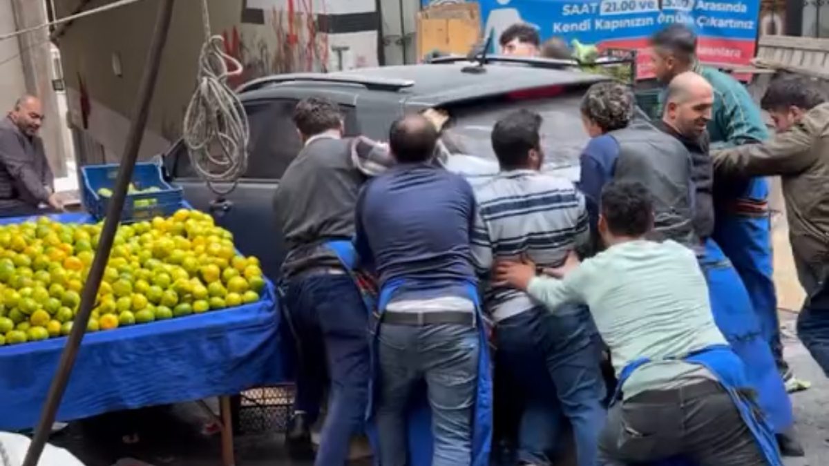 Kağıthane'de her hafta aynı gün kurulan semt pazarında park halinde