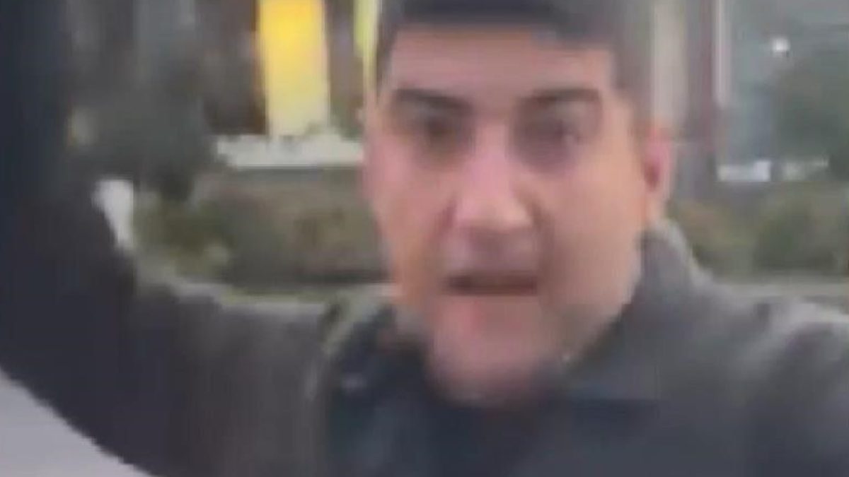 Ümraniye'de yaşanan trafik tartışmasında sürücülerden biri aracından inerek diğer sürücünün