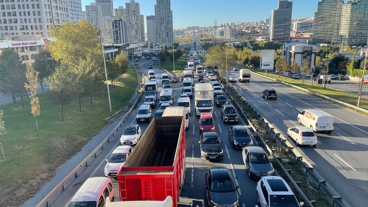 İstanbul'da sabah saatlerinde trafik yoğunluğu yüzde 72'ye kadar ulaşırken; ana