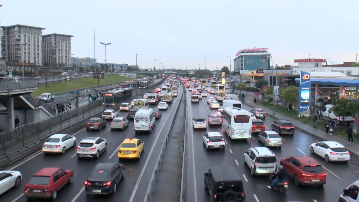 İstanbul'da sabah saatlerinde yağışla birlikte trafik yoğunluğu oluştu. İBB trafik
