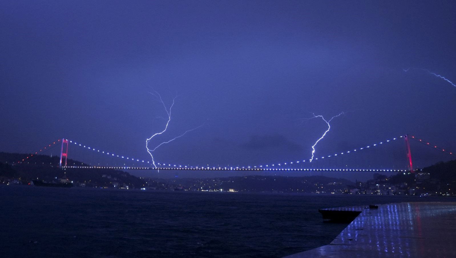İstanbul'da beklenen yağış uyarısının ardından, sağanak etkili oldu. Yağışla birlikte yıldırımlar