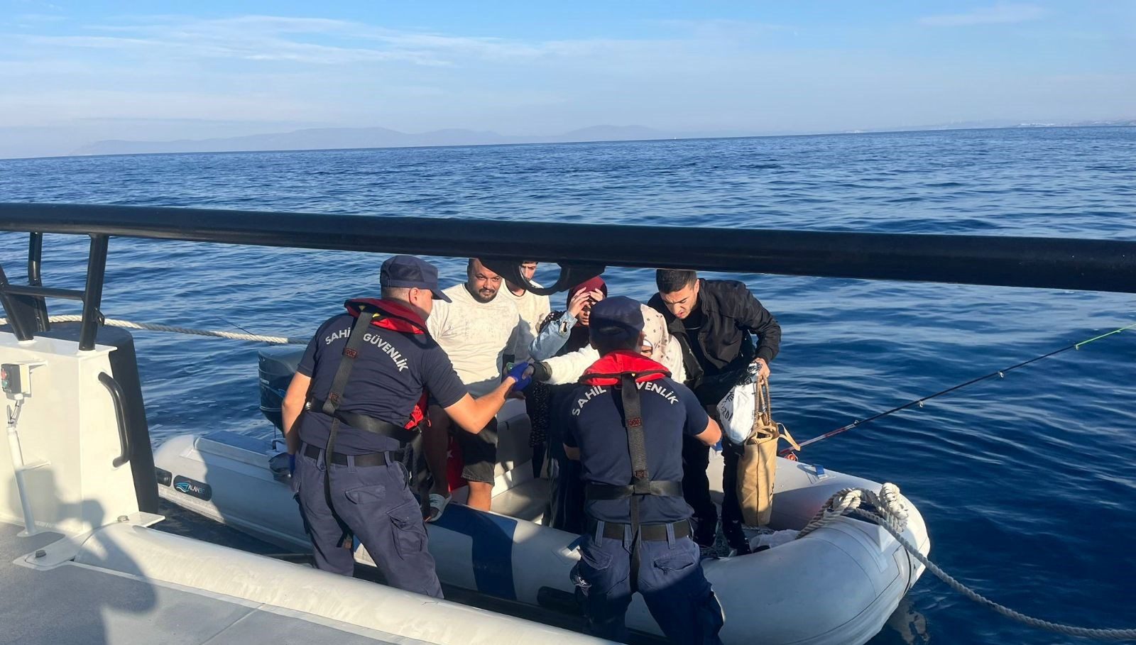 İzmir açıklarında Sahil Güvenlik ekipleri tarafından gerçekleştirilen iki ayrı operasyonda