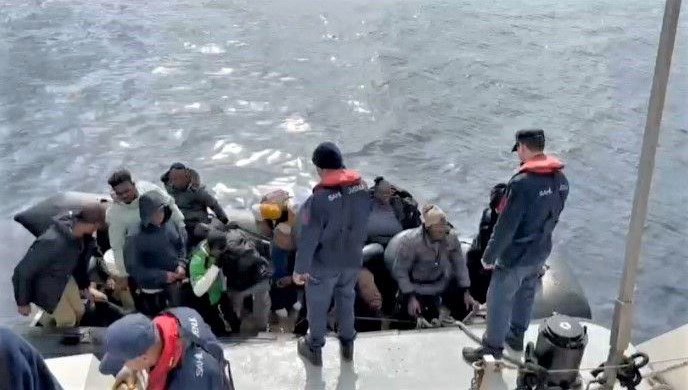 İzmir açıklarında kaçak yollarla yurt dışına çıkmaya çalışan 66 düzensiz