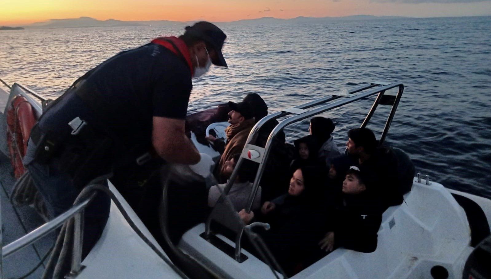 İzmir açıklarında 72 düzensiz göçmen yakalanırken 31 düzensiz göçmen ise