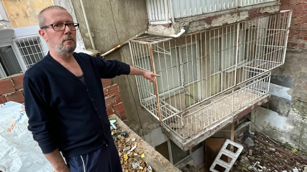 Konak ilçesinde apartman sakinleri, çöp ev olduğu iddia edilen daireden