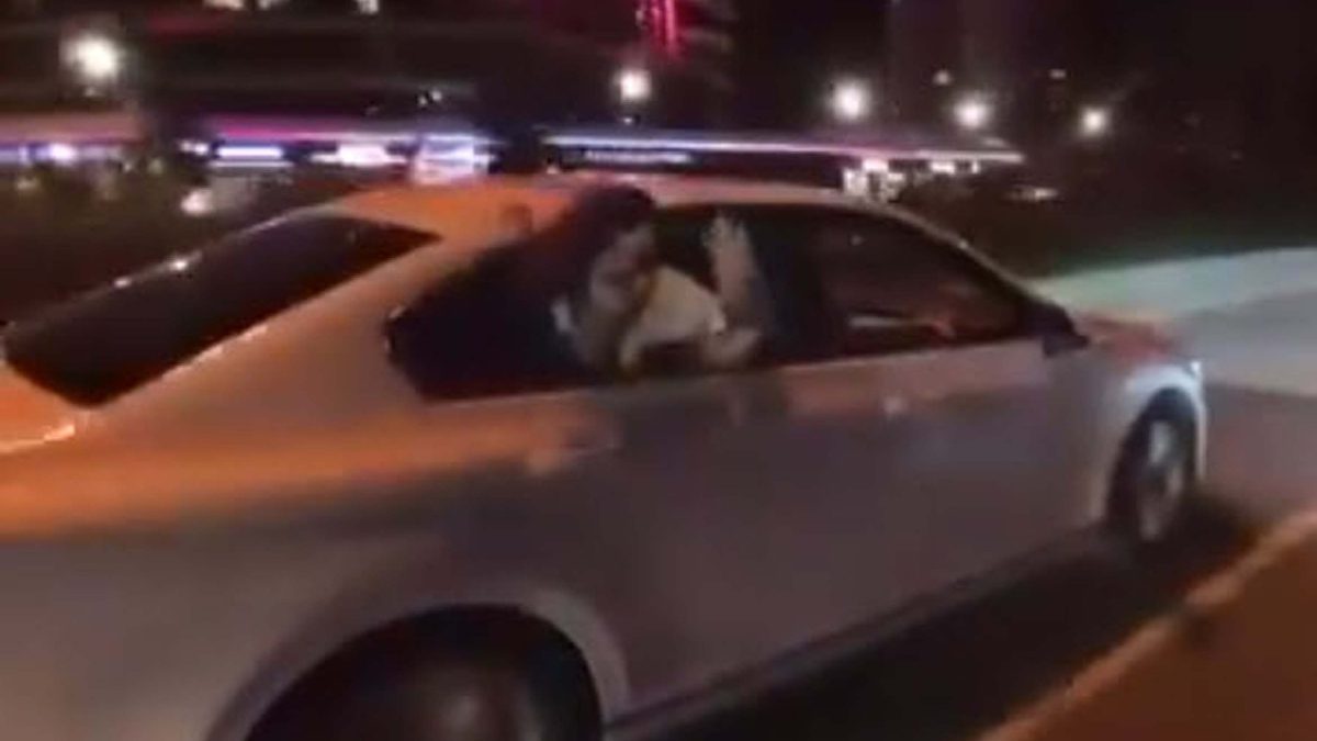 Kentte otomobilde yolculuk yapan kadının başını camdan çıkarıp, yardım istediği
