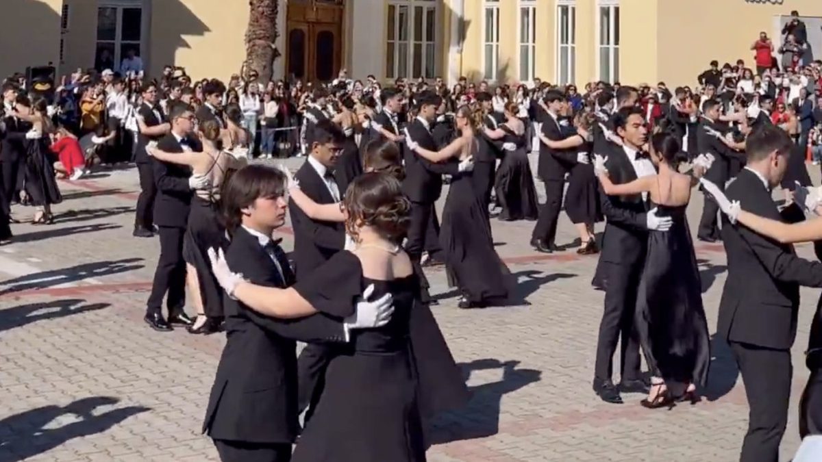 Tüm yurtta Cumhuriyet Bayramı büyük bir coşku içerisinde kutlanırken, İzmir