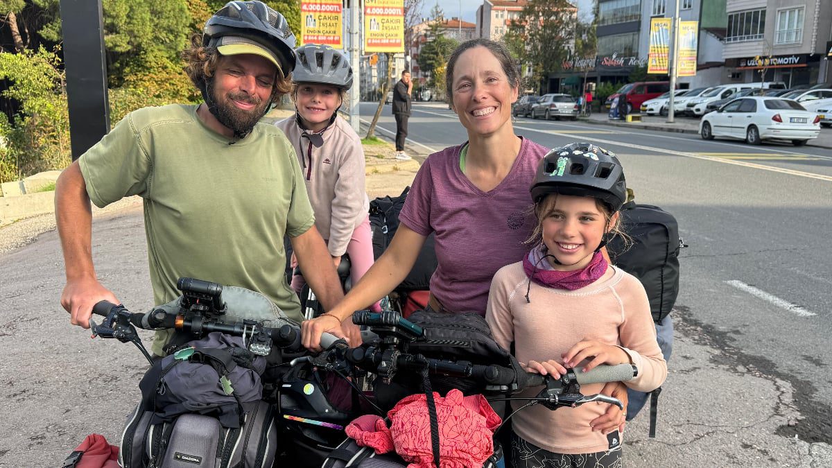Bisikletle gezen Kanadalı aile, Gürcistan’ın ardından Türkiye’ye geldi. Turist aile,