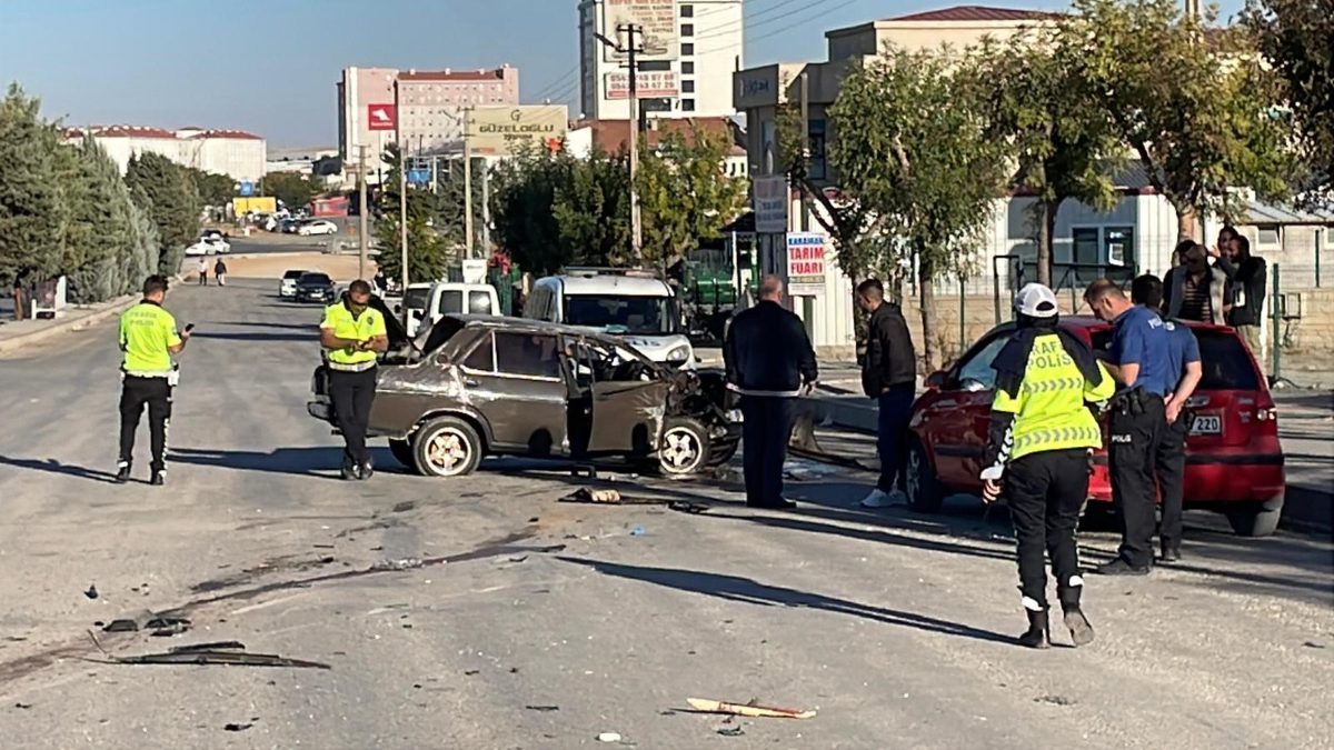 Osmangazi Mahallesi'nde sürücüsünün direksiyon hakimiyetini kaybetmesi sonucu kontrolden çıkan otomobil