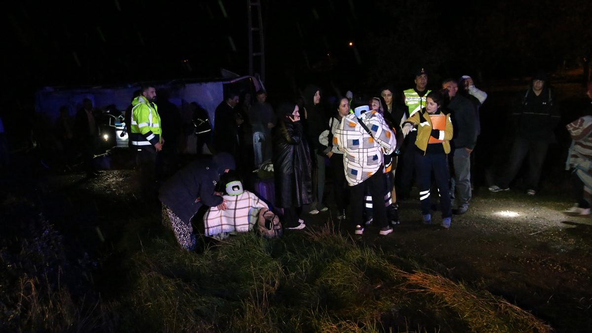 Kastamonu'da Sinop'tan gelen yerli turistlerin bulunduğu tur midibüsünün devrildiği kazada