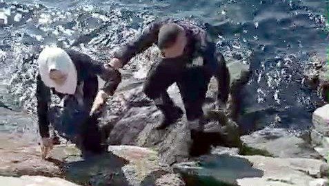 Avcılar sahilinde kayaklıklarda yürüyen bir kadın, kayalıkların arasına düştü. Kadını