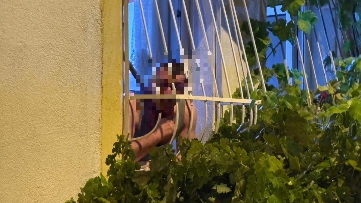 Kocasinan ilçesinde bir şahıs, evinin penceresinde döner bıçağıyla kendini kesmeye