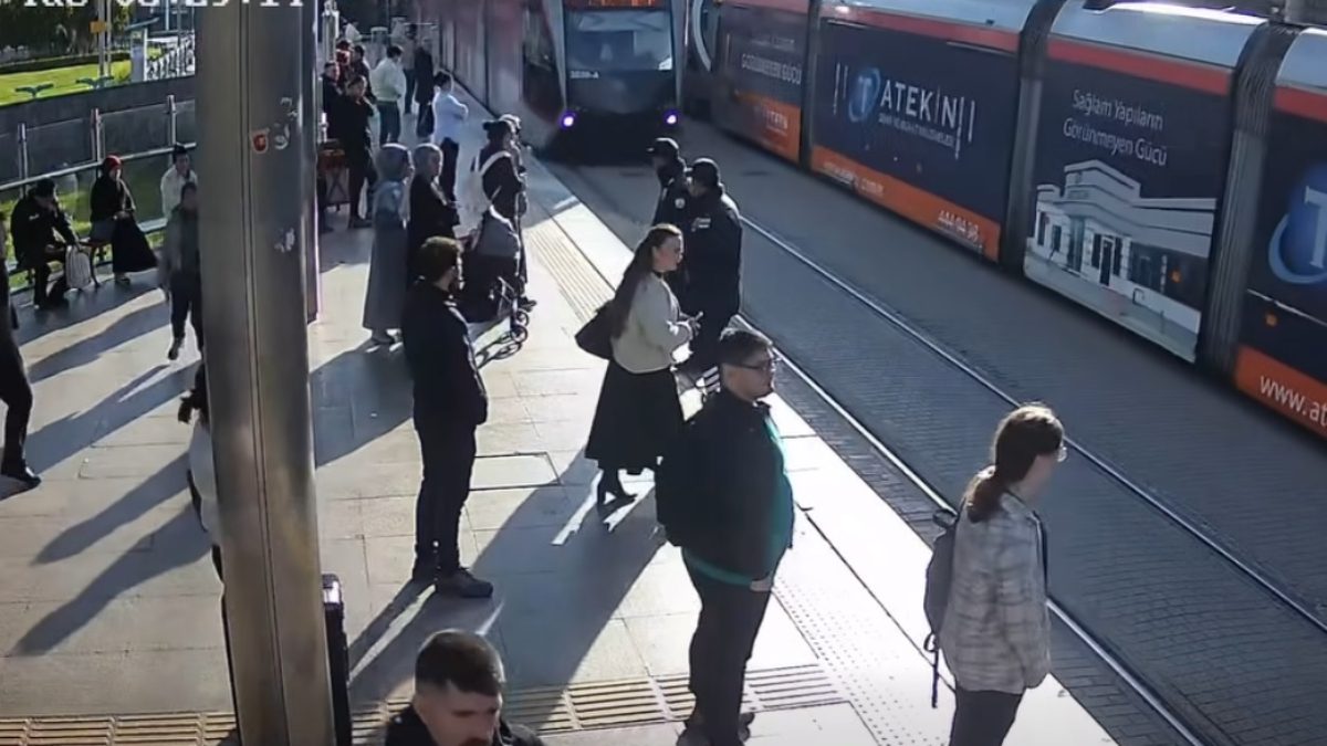 Kayseri'de durakta tramvayı fark etmeyip karşıya geçmeye çalışan yolcu, güvenlik