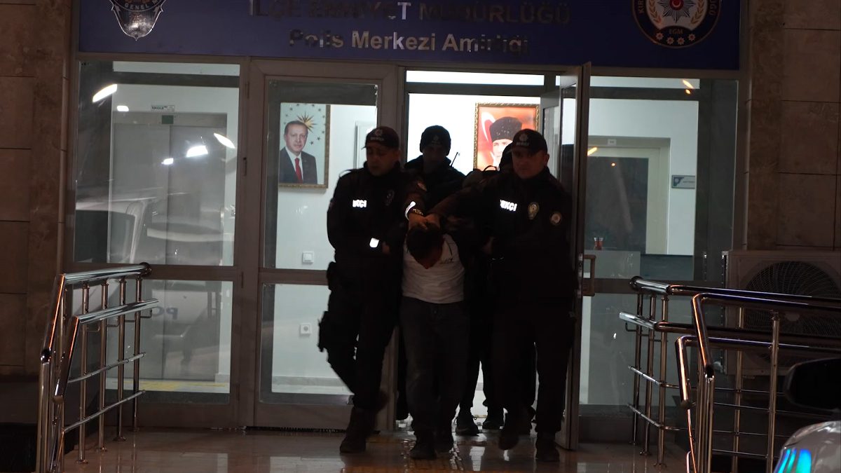 Kentte polis ekiplerinin 'dur' ihtarına uymayan cezaevi firarisi, yaşanan kovalamaca