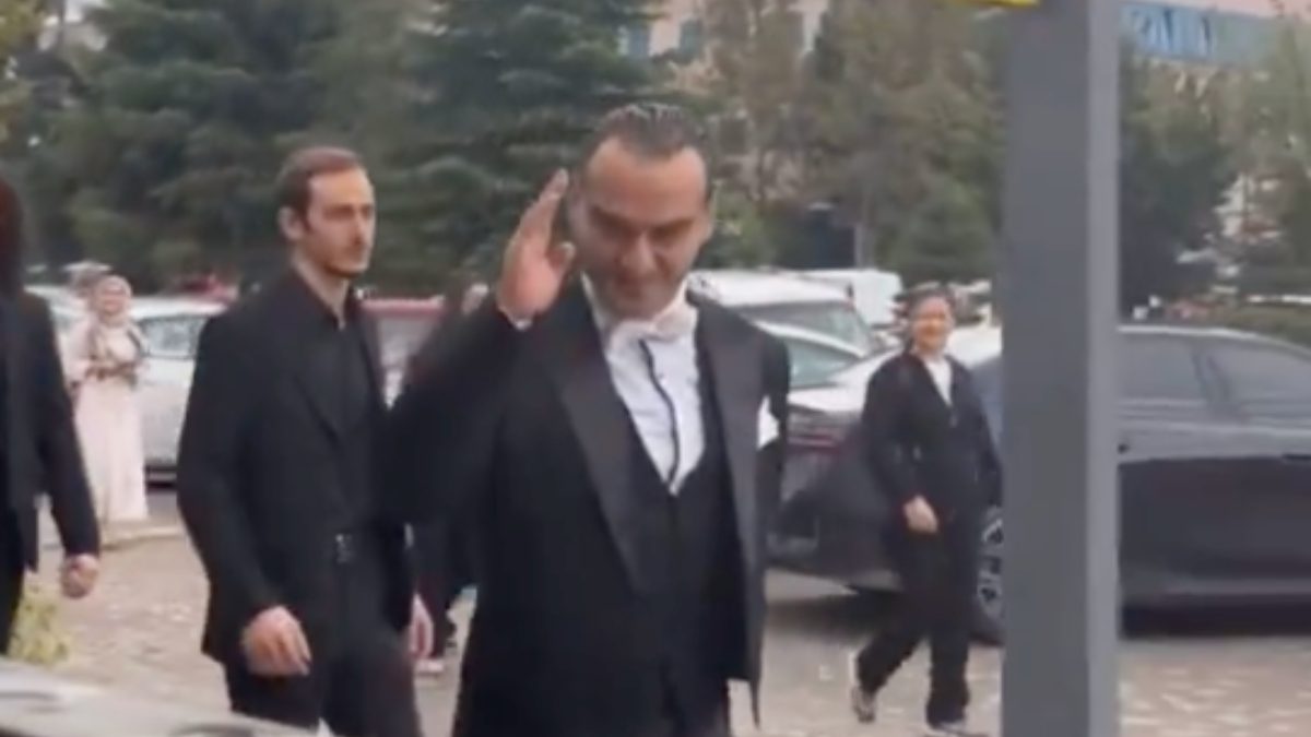 Kocaeli'de, Cumhuriyet Bayramı'ına özel düzenlenen yürüyüşe katılan bir vatandaşın, Atatürk'e