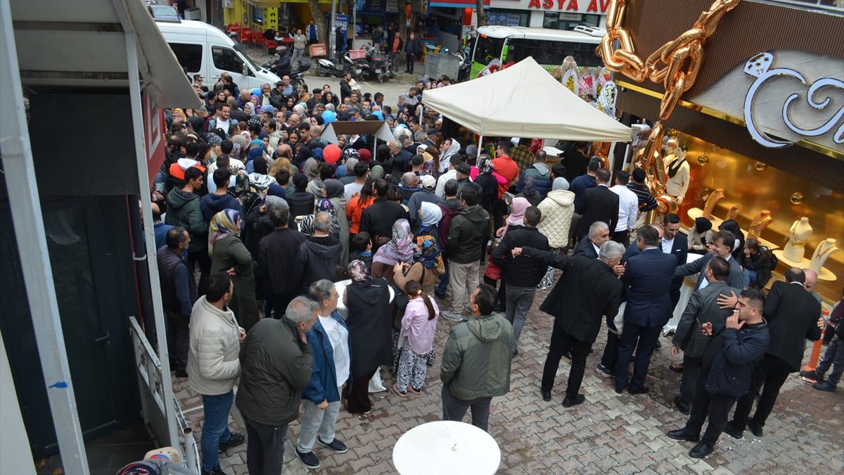 Darıca ilçesinde, bir kuyumcu zincirinin yeni şube açılışında ilk 500
