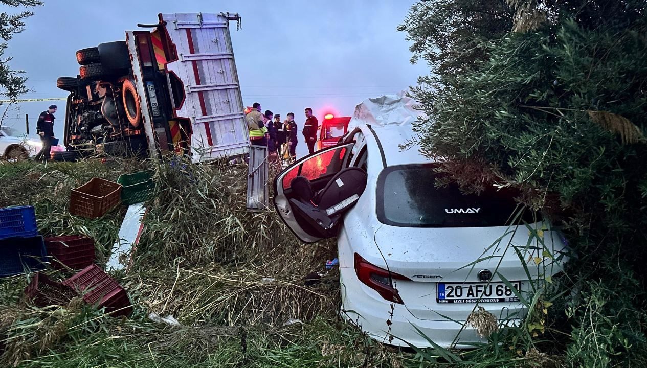 Manisa'da yağış nedeniyle kayganlaşan yolda devrilerek karşı şeride geçen kamyonet,