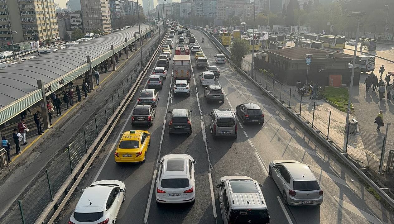 İstanbul'da sabah saatlerinde trafik yoğunluğu yüzde 64 ulaştı. 15 Temmuz