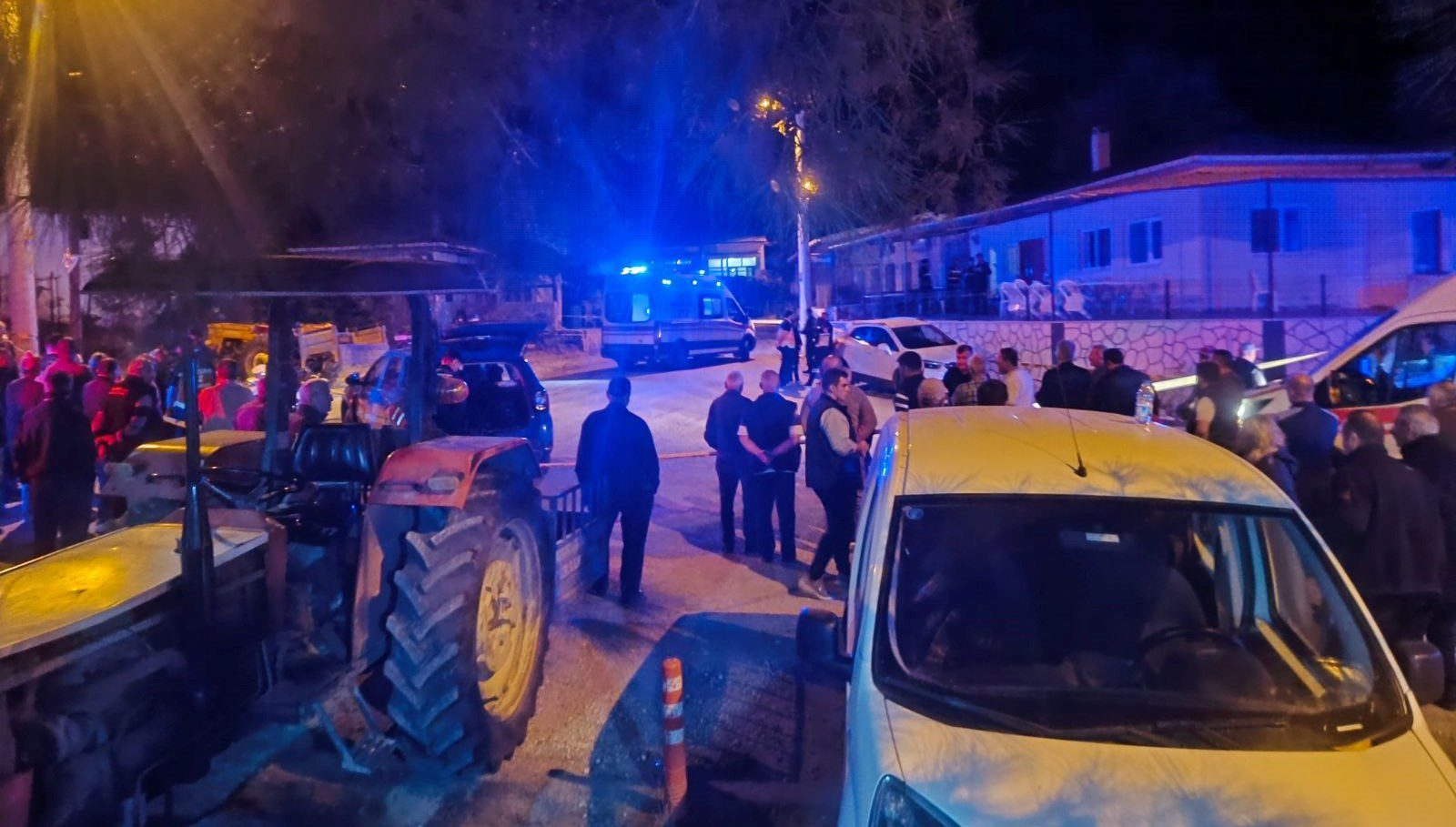 Edirne'de bir kişi, köy meydanında av tüfeğiyle iki arkadaşını vurarak öldürdü.