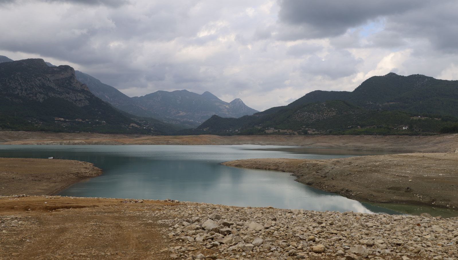 Adana Kozan Barajı, bu yıl yaşanan kuraklık nedeniyle kuruyan bir