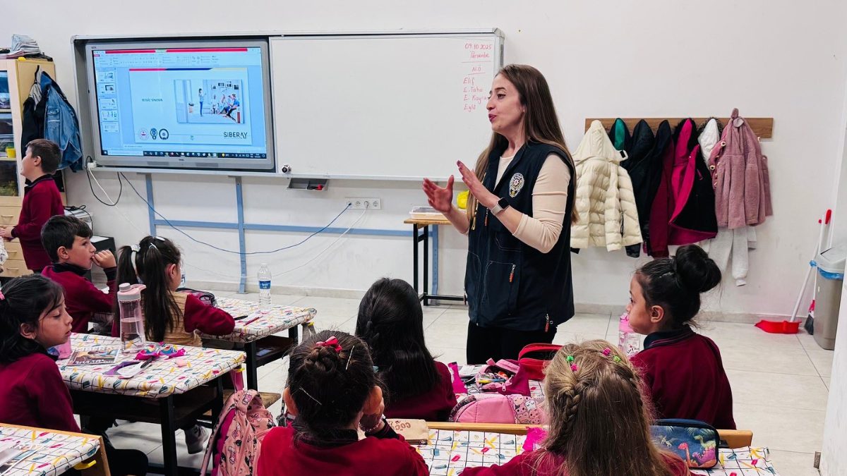 Kütahya İl Emniyet Müdürlüğü'ne bağlı SİBERAY ekibi, ilkokul öğrencilerine "güvenli