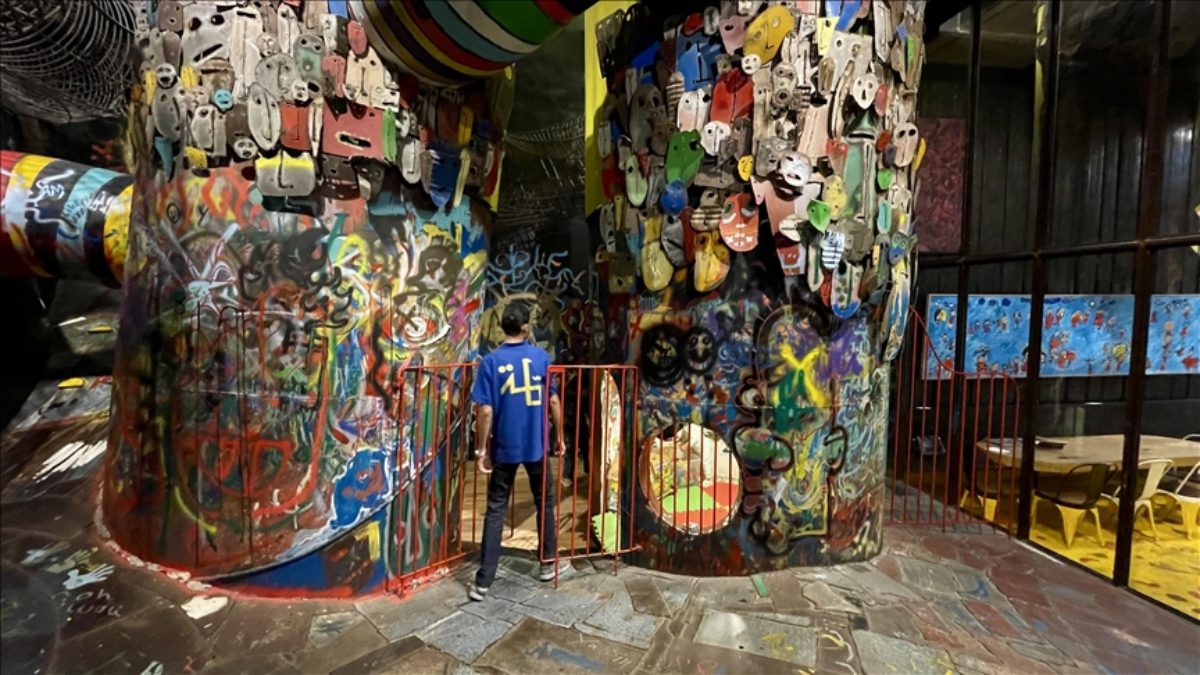 Hay Endülüs Mahallesi’nde yer alan bu sıra dışı mekânda; sanat