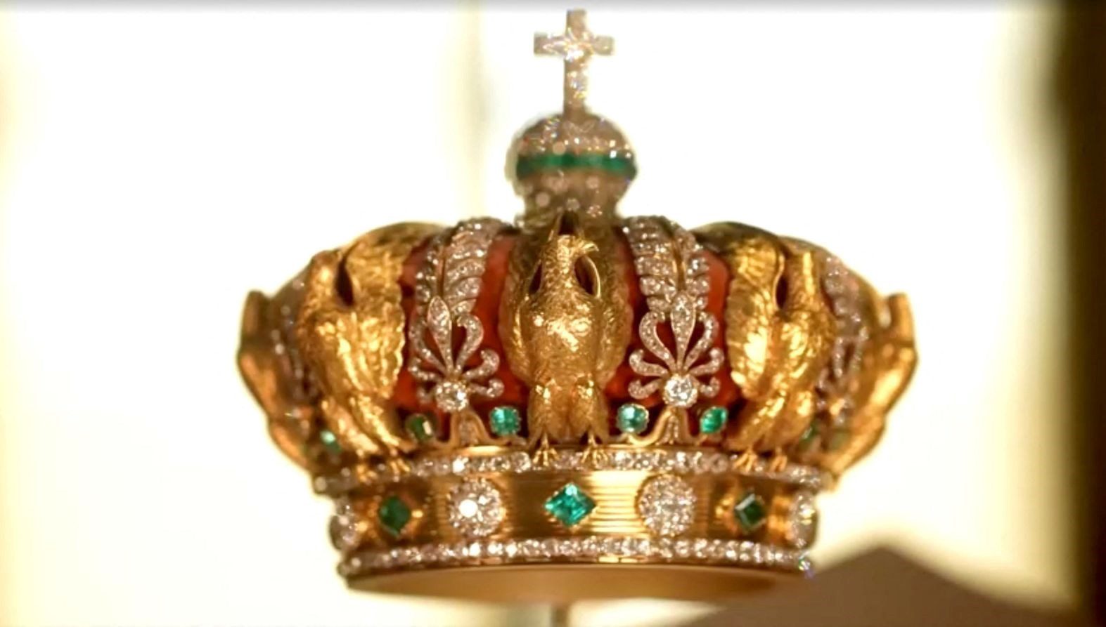 Paris'teki Louvre Müzesi'nden çalınan Napolyon dönemi mücevherlerinin değerinin 88 milyon euro olduğu açıklandı.