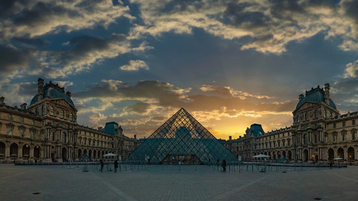 Paris'teki Louvre Müzesi'nde Fransa'nın taç mücevherlerinin çalındığı soygunla bağlantılı olarak