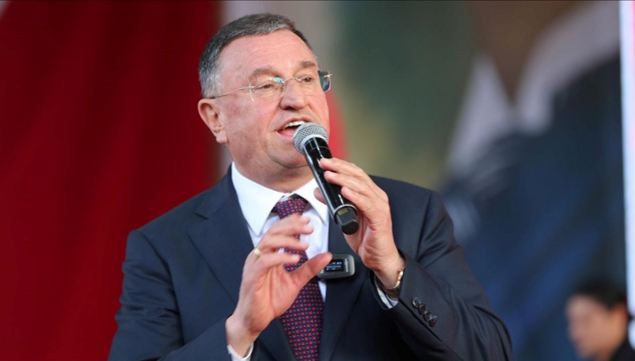 Eski Hatay Büyükşehir Belediye Başkanı Lütfü Savaş'ın da aralarında bulunduğu