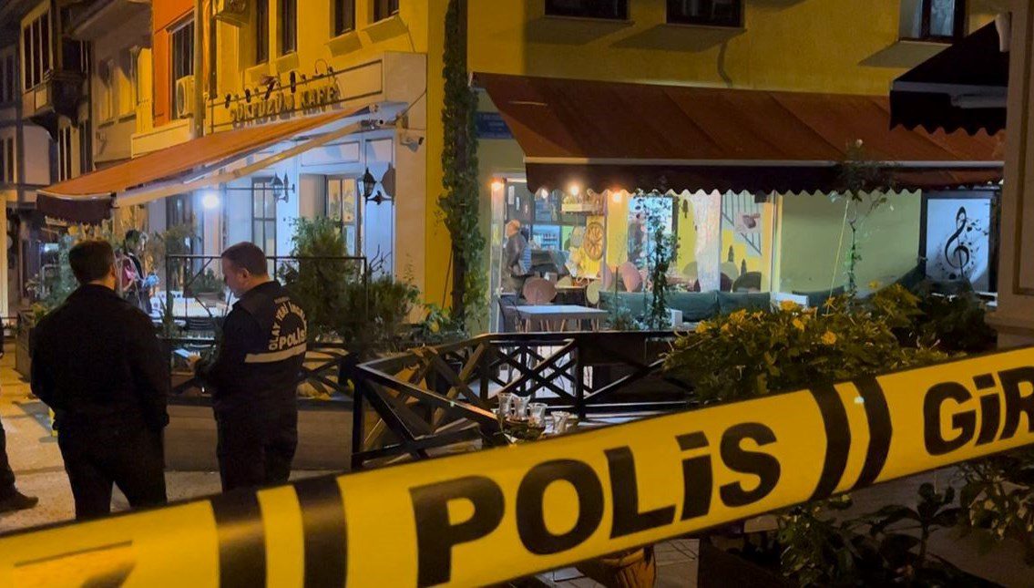 Bursa'da alkollü olduğu için kafeye alınmayan bir şahıs, sinir krizi