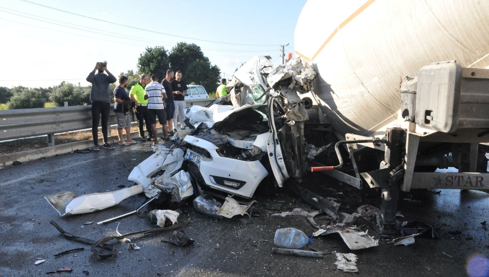 Mersin'in Silifke ilçesinde üç aracın karıştığı zincirleme trafik kazası meydana