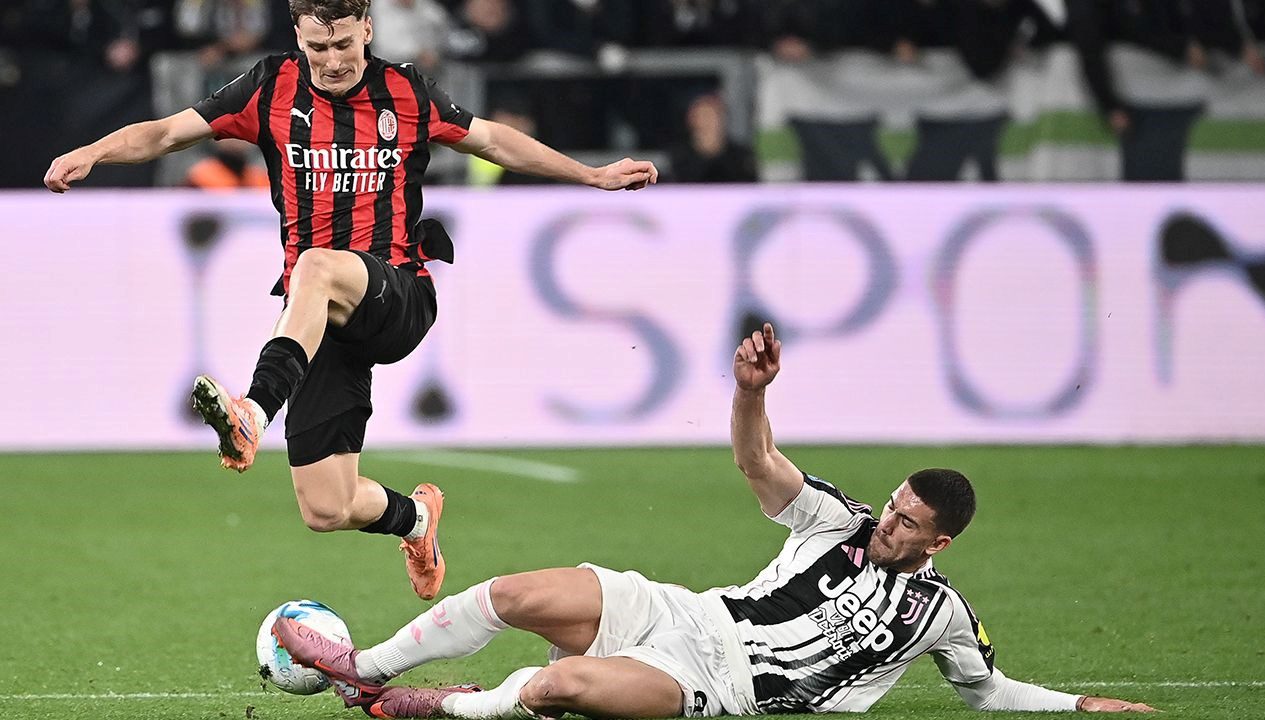 Deplasmanda Juventus'la 0-0 berabere kalan Milan, Serie A liderliğinden oldu.