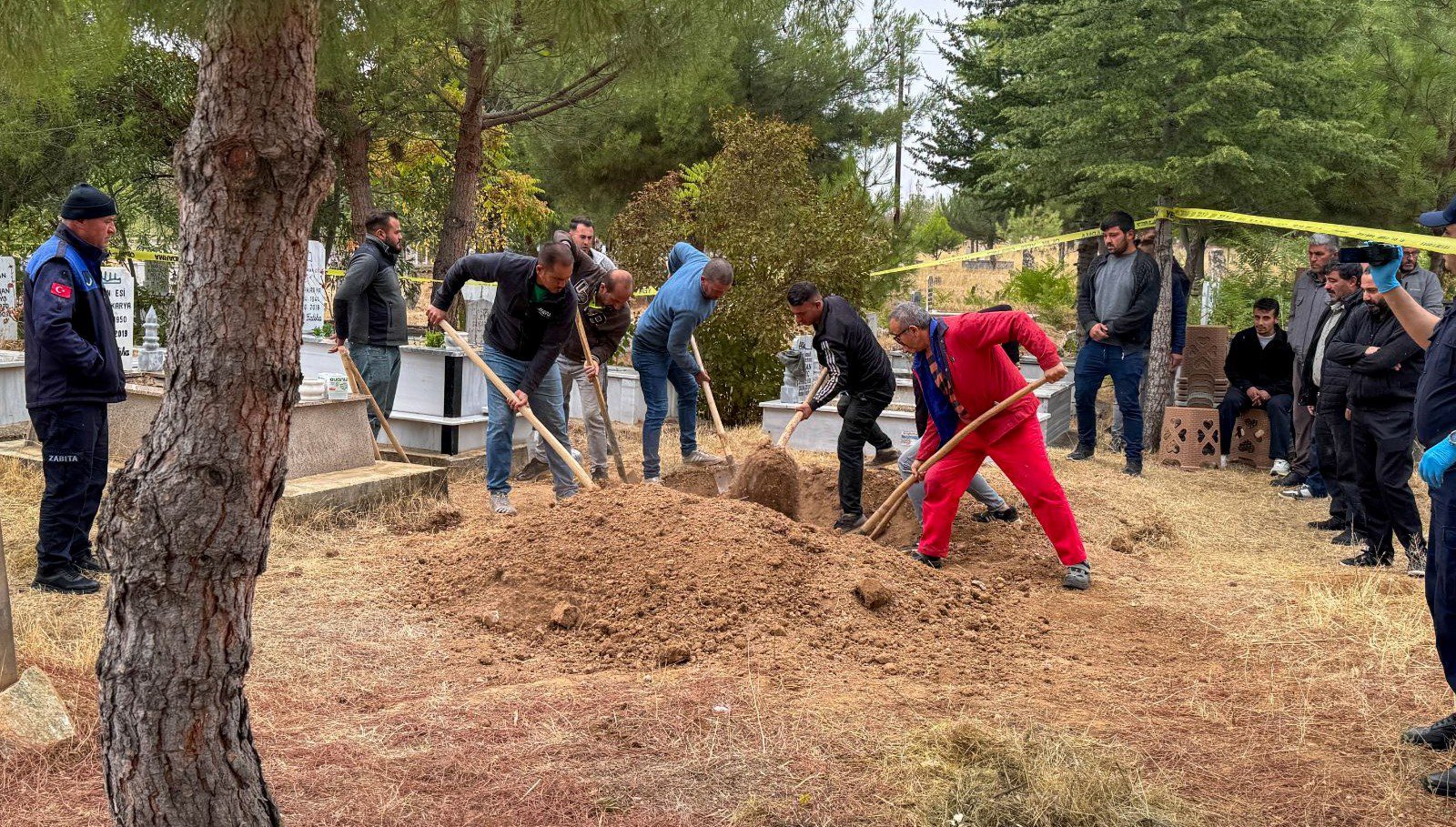 Uşak'ta hastane morgunda cenazeler karıştı. Hatanın ortaya çıkarılması üzerine gömüldüğü