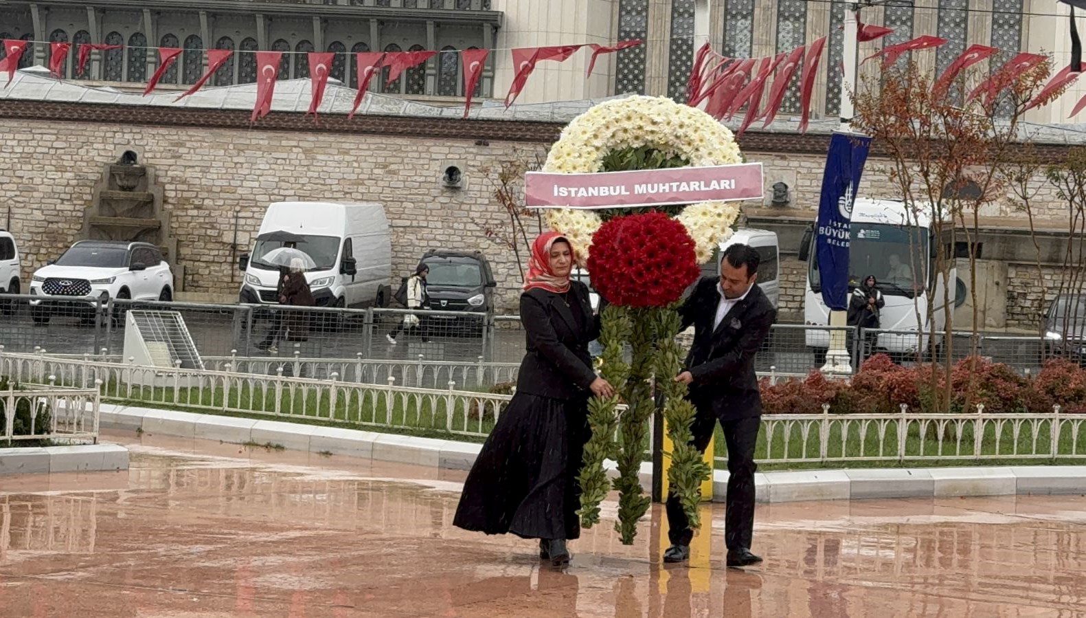 19 Ekim Muhtarlar Günü dolayısıyla Taksim Cumhuriyet Anıtı'nda tören düzenlendi.