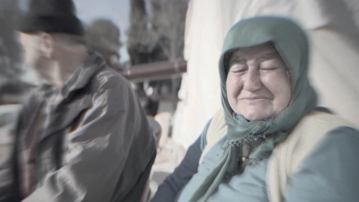 Murat Kurum, 6 Şubat depremlerinin ardından kaldıkları çadır önünde gözyaşı