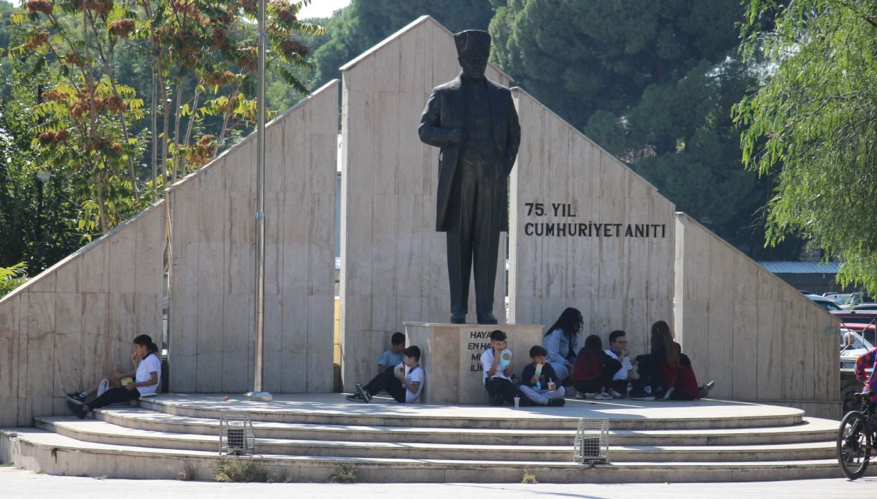 Aydın Efeler'deki ortaokulun ücretli yemekten faydalanmayan öğrencilerinin, yemekhaneye alınmadığı ve