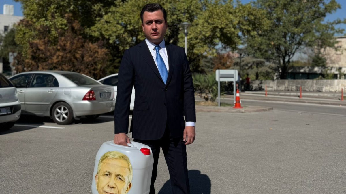AK Parti Ankara Milletvekili Osman Gökçek, TBMM'de basın toplantısı düzenledi.