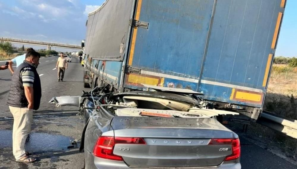 Tarsus-Adana-Gaziantep Otoyolu'nda korkunç bir kaza yaşandı. Bir TIR'a arkadan çarpıp