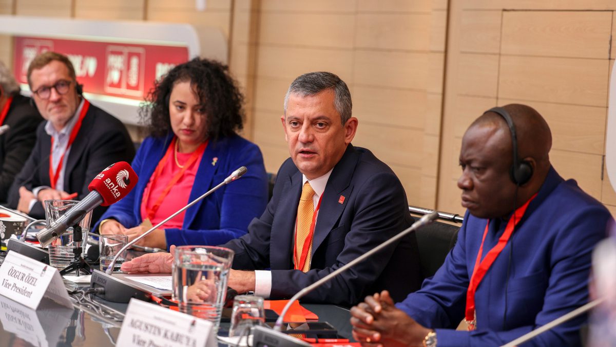 CHP Genel Başkanı Özgür Özel, İspanya'nın başkenti Madrid'de düzenlenen bir