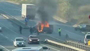 İstanbul Pendik'te minibüs ve otomobilin karıştığı kazada yangın çıktı. İki