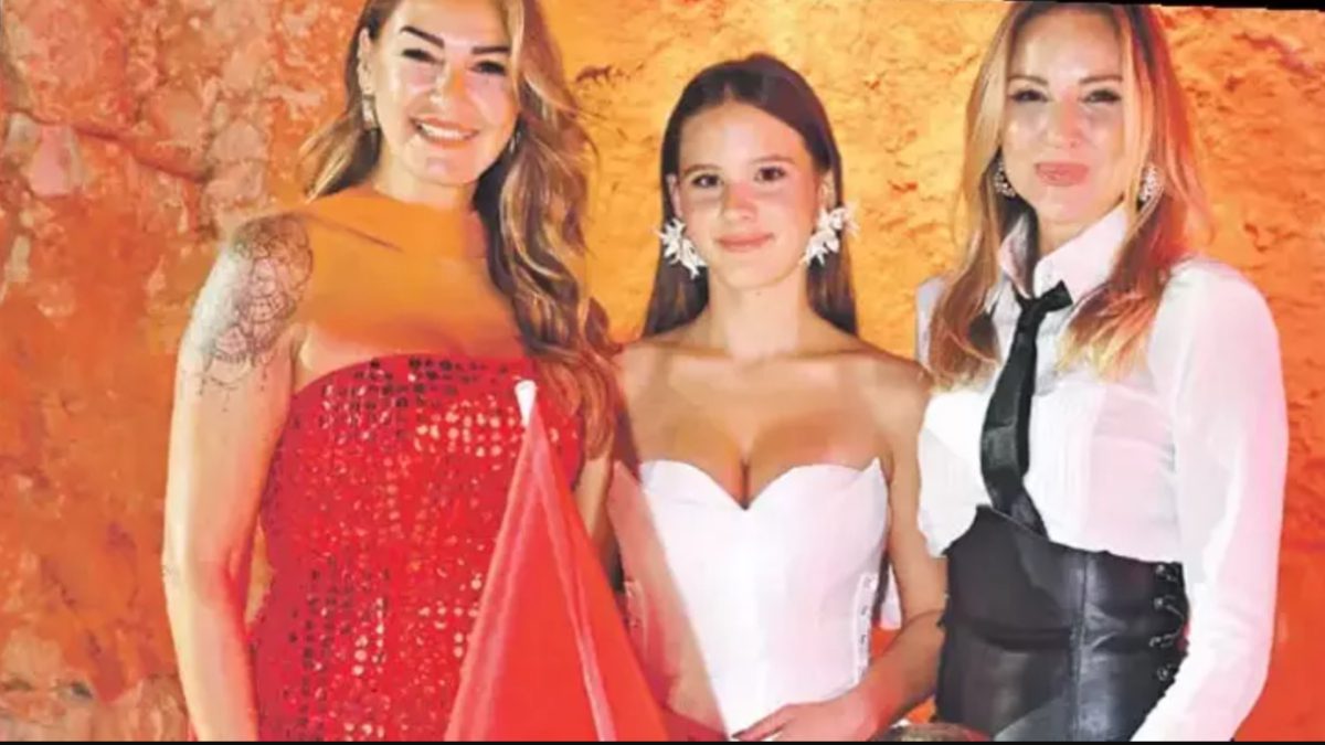 Ünlü oyuncu Pınar Altuğ'un biricik kızı Su ‘Miras’ defilesinde mankenlik