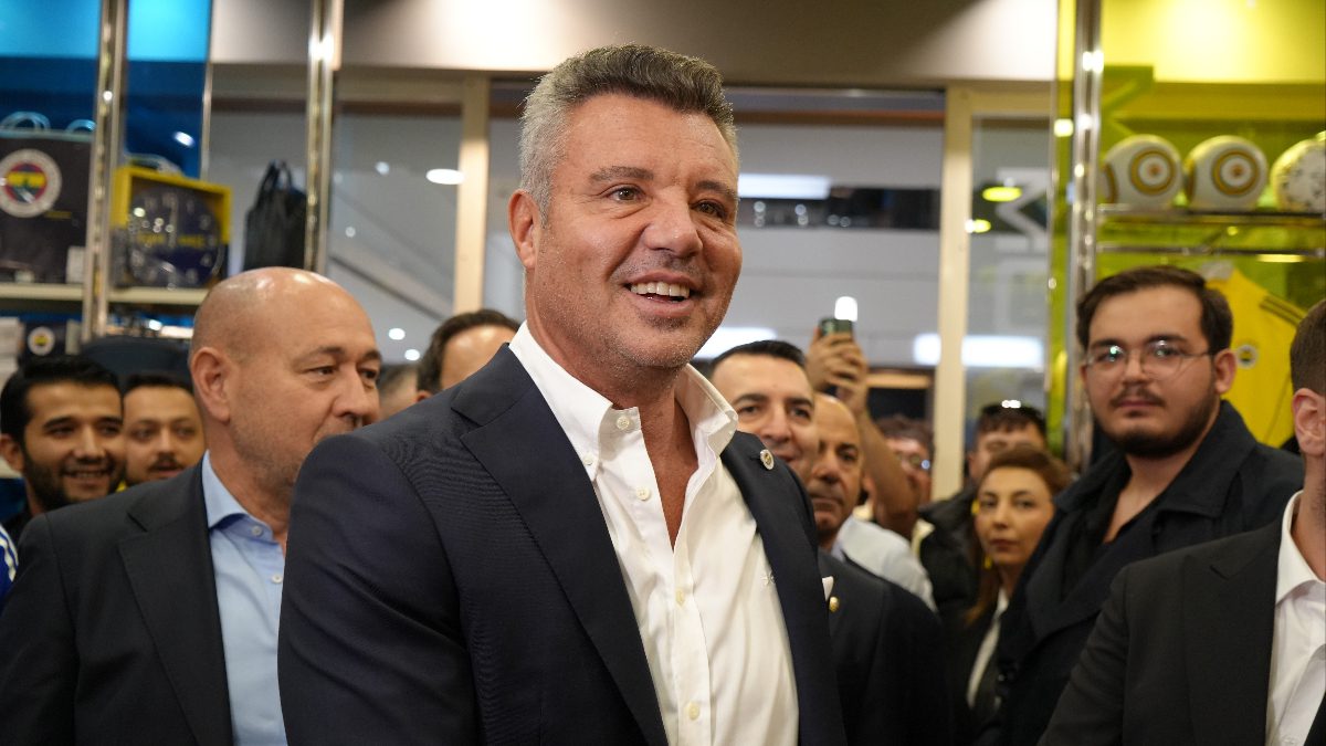 Fenerbahçe Başkanı Sadettin Saran, Gaziantep'te Fenerium mağazası ziyareti sırasında bir