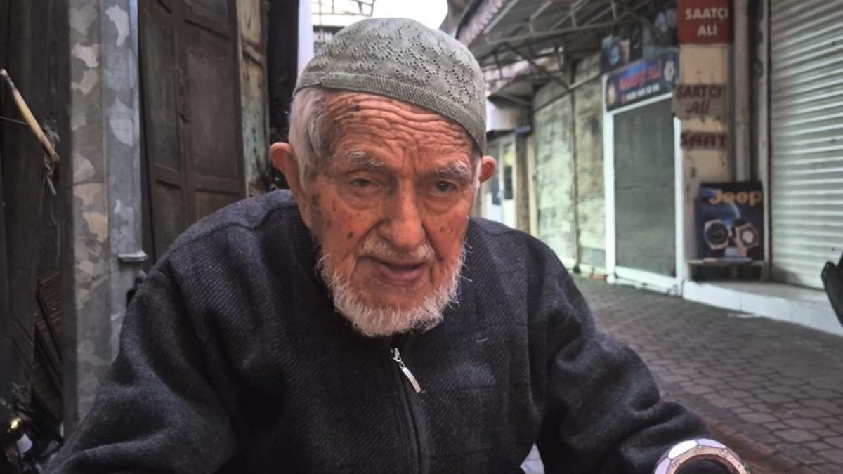 Bedesten Çarşısı’nda 70 yılı aşkın süredir esnaflık yapan 96 yaşındaki