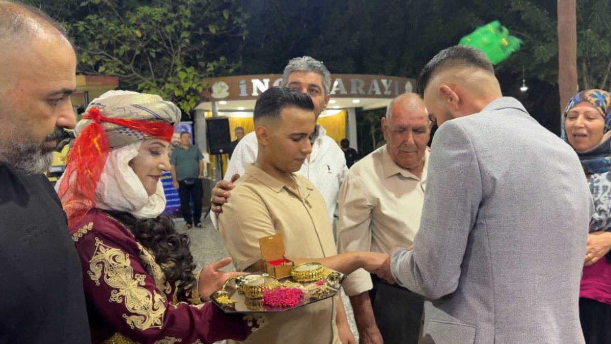 Suruç ilçesinde yaşanan sıra dışı nişan töreninde gelin ve damat