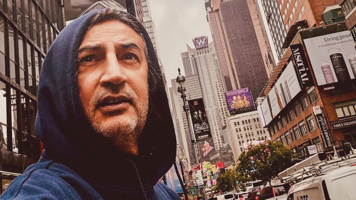 Bir dönem Türk pop müziğinin en popüler isimlerinden olan şarkıcı