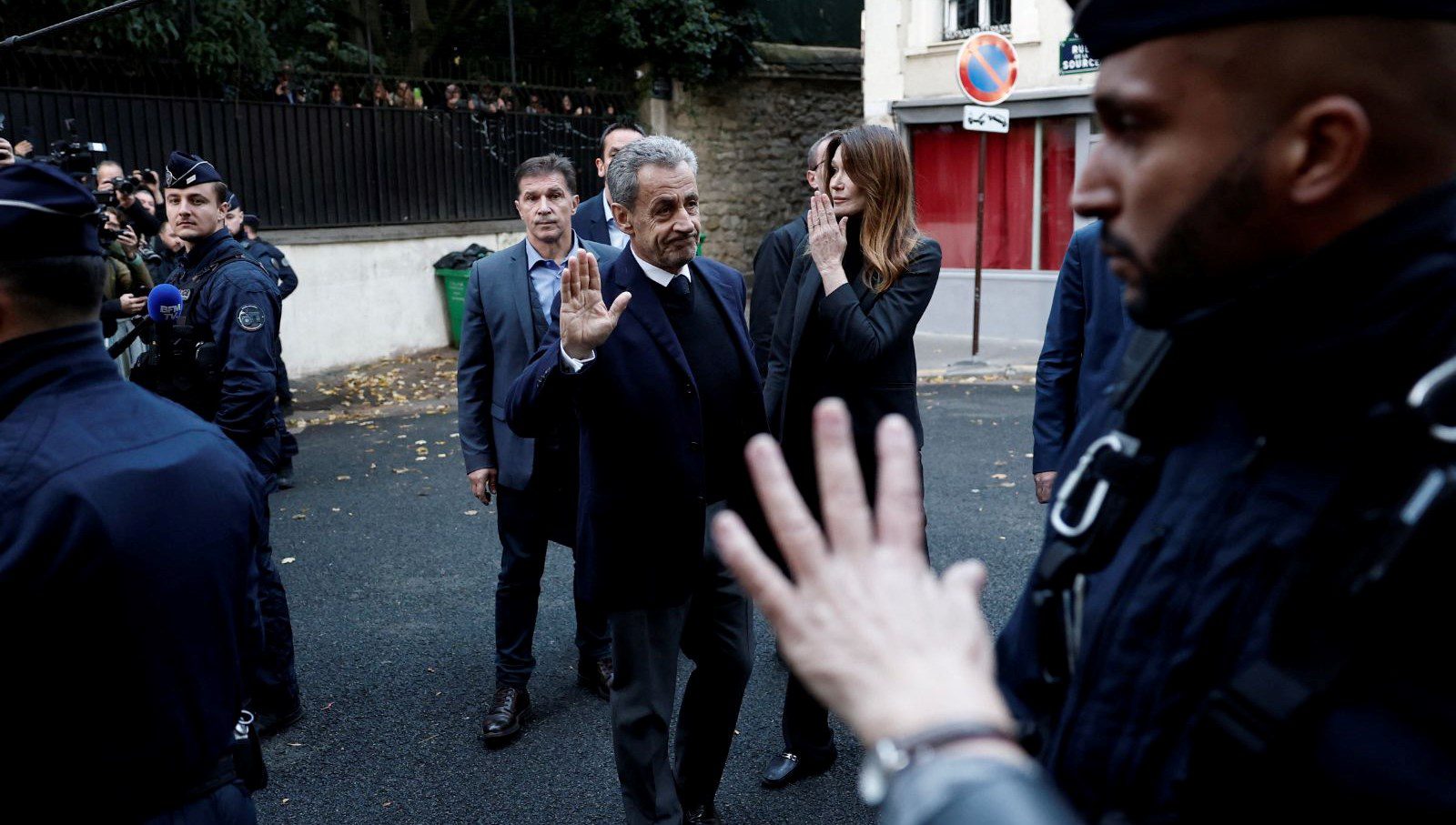 Fransa'da hapis cezasına mahkum edilen eski Cumhurbaşkanı Nicolas Sarkozy'yi cezaevinde 2 polisin koruyacağı