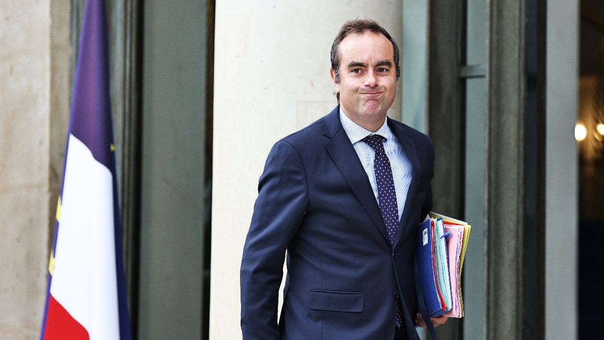 Cumhurbaşkanı Emmanuel Macron tarafından yeniden başbakan olarak atanan Sebastien Lecornu,