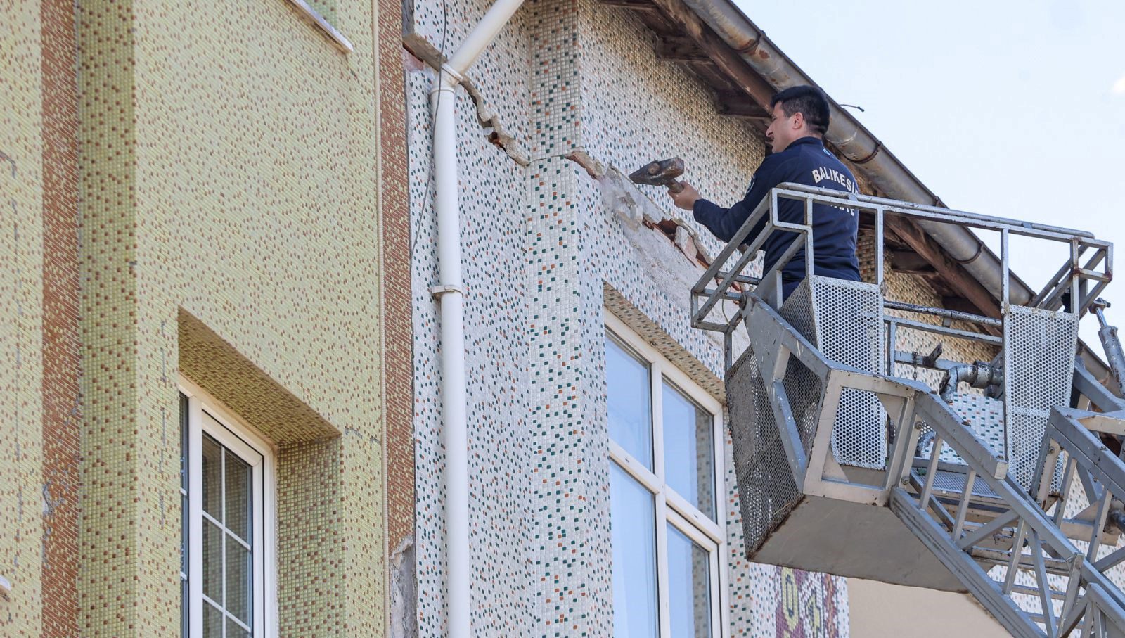 Balıkesir'in Sındırgı ilçesinde iki gün önce meydana gelen 6,1 büyüklüğündeki