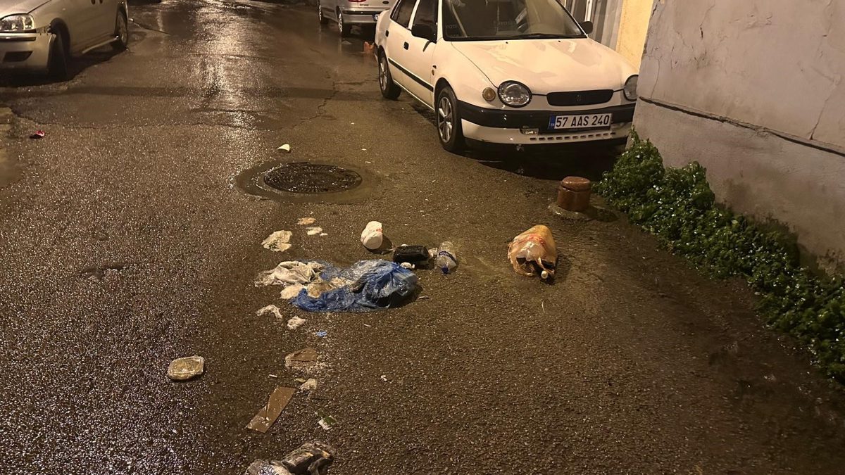Sinop'ta gündüz saatlerinde sokak ortasına bırakılan çöpler tepkiye neden olurken,