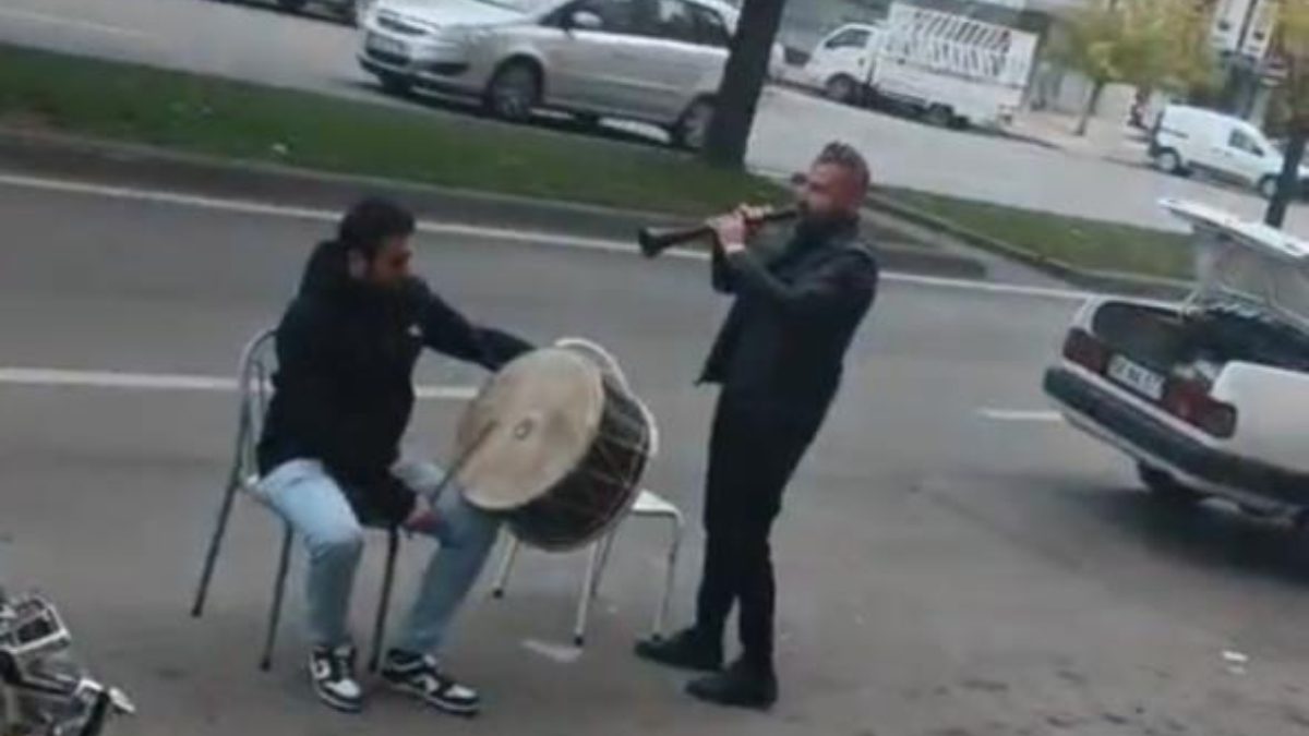 Arkadaşlar arasında yıllardır süren okey rekabeti, kazanan tarafın davul zurnalı